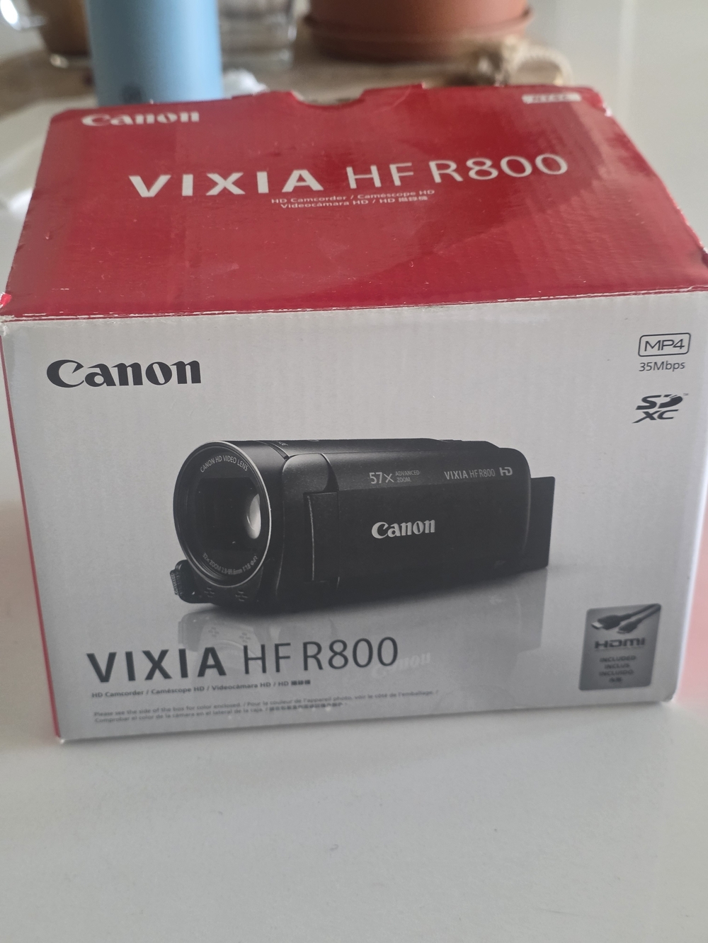 Canon VIXIA HFR800 Black and Red Retail Box